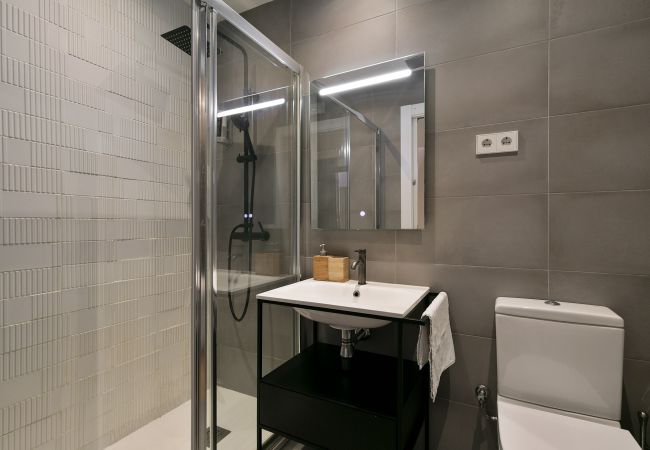 Alquiler por habitaciones en Hospitalet de Llobregat - Arte Suites - Double Room | Private Patio