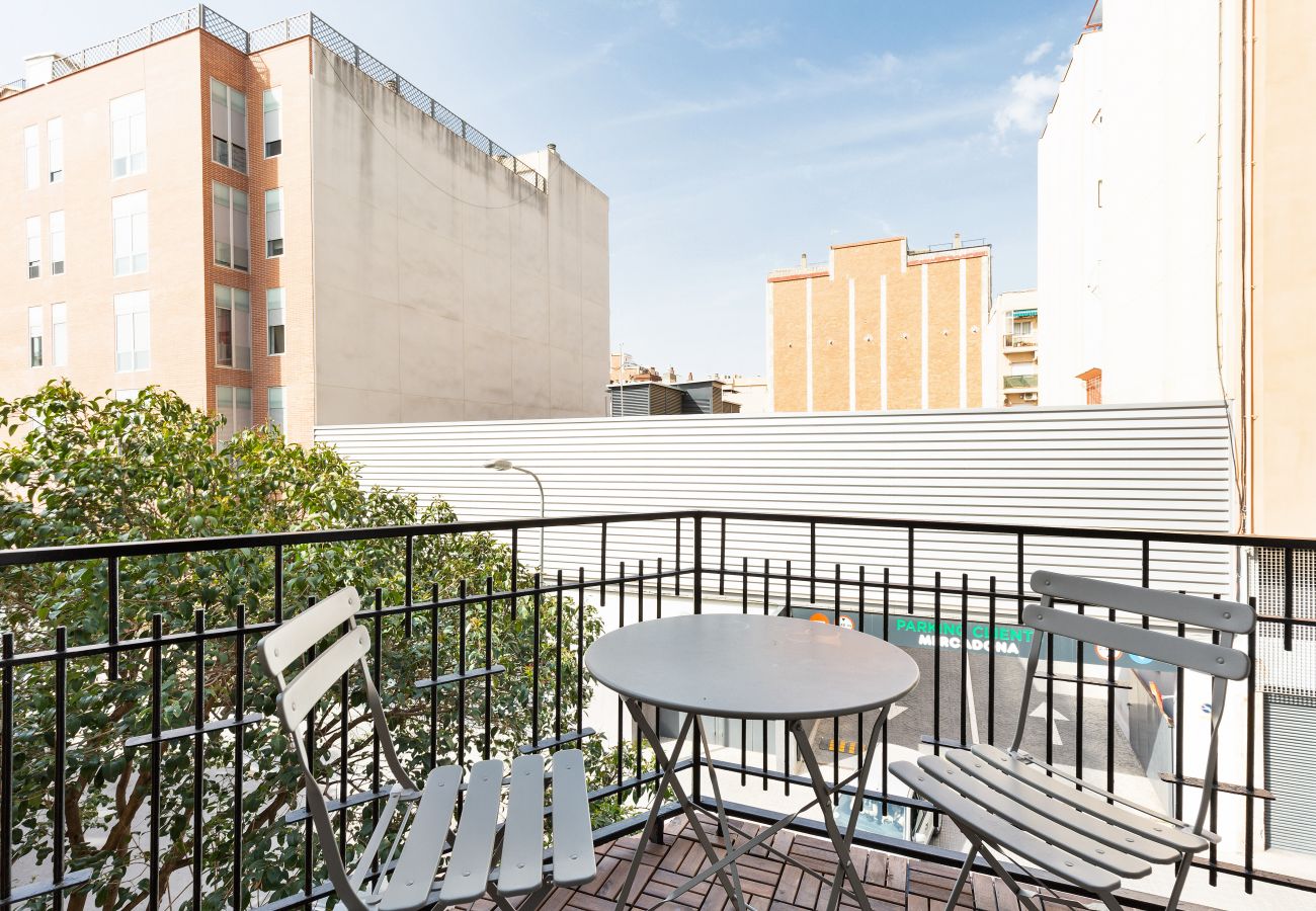 Apartamento en Hospitalet de Llobregat -  Olala Urban Chill 3-Bedroom Apartment | Balcony