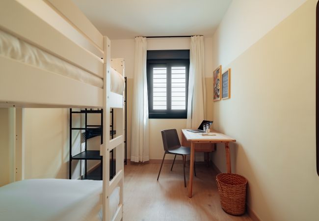 Apartamento en Sevilla - Los Olivos - 2 Bedroom Apartment with Patio