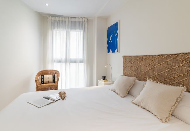 Apartamento em Barcelona - Exclusive Les Corts 2BR Apartment w/Balcony