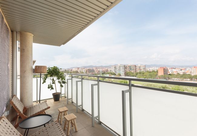 Apartamento em San Adrián de Besós - Port Forum Superior Apartment with Balcony