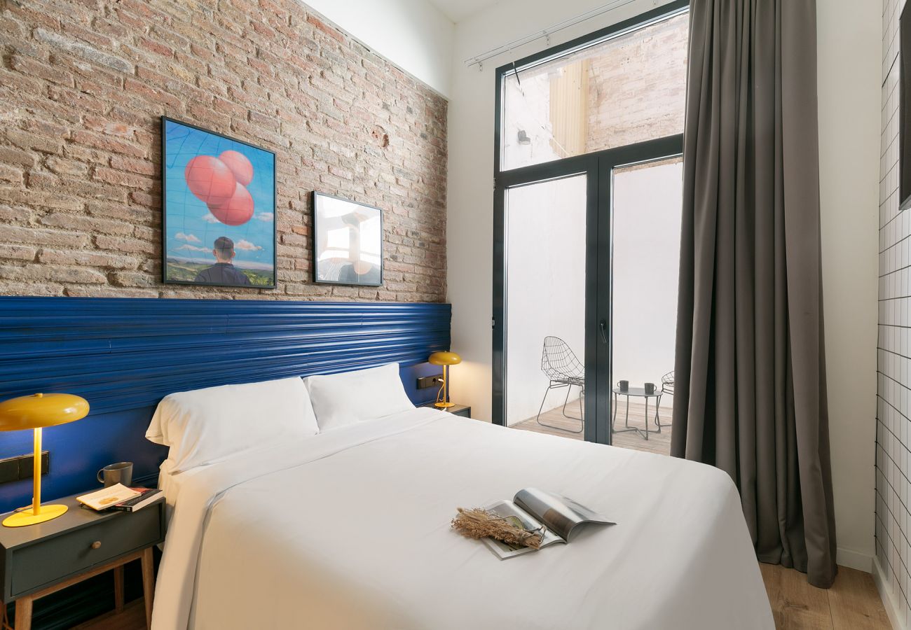Rent by room in Hospitalet de Llobregat - Olala Mini Hotel - Double Room | Private Patio