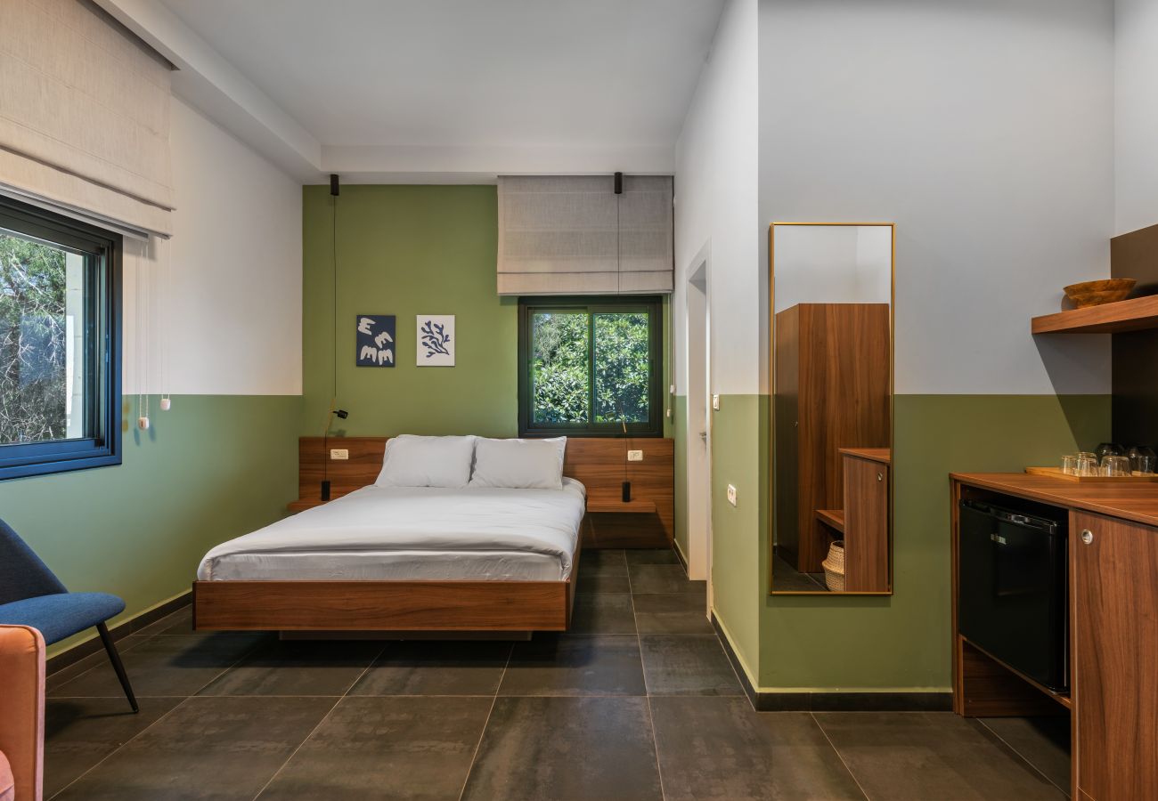 Rent by room in Haifa - Olala Carmel Suite Triple Room