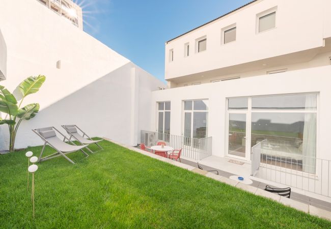 Studio in Lisbon - Olala Lisbon Oriente Apartment with Patio (7 guests)