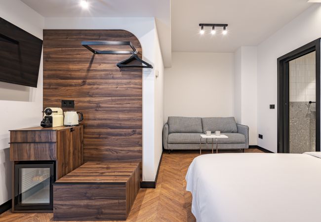 Rent by room in Madrid - Style Suites - Triple Room